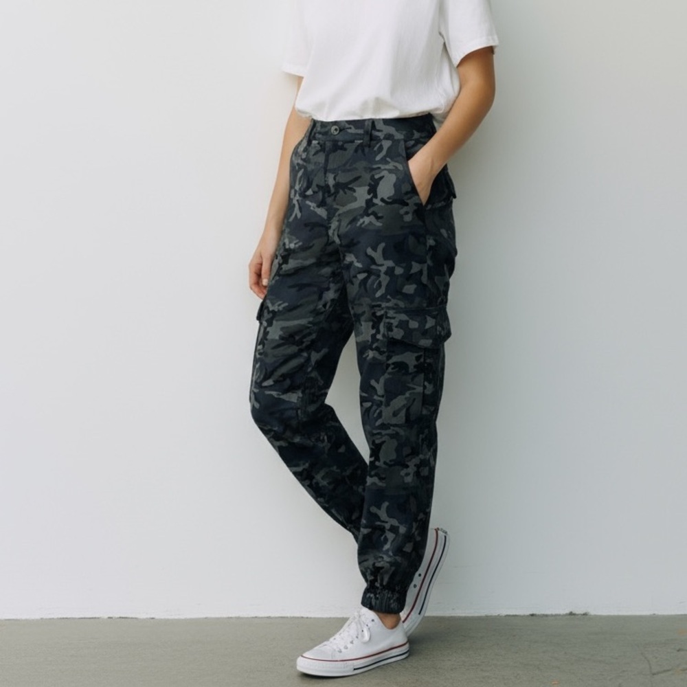 ELAN INTERNATIONAL - SIZE MEDIUM - CAMO CARGO JOGGERS - GOOD CONDITION B6